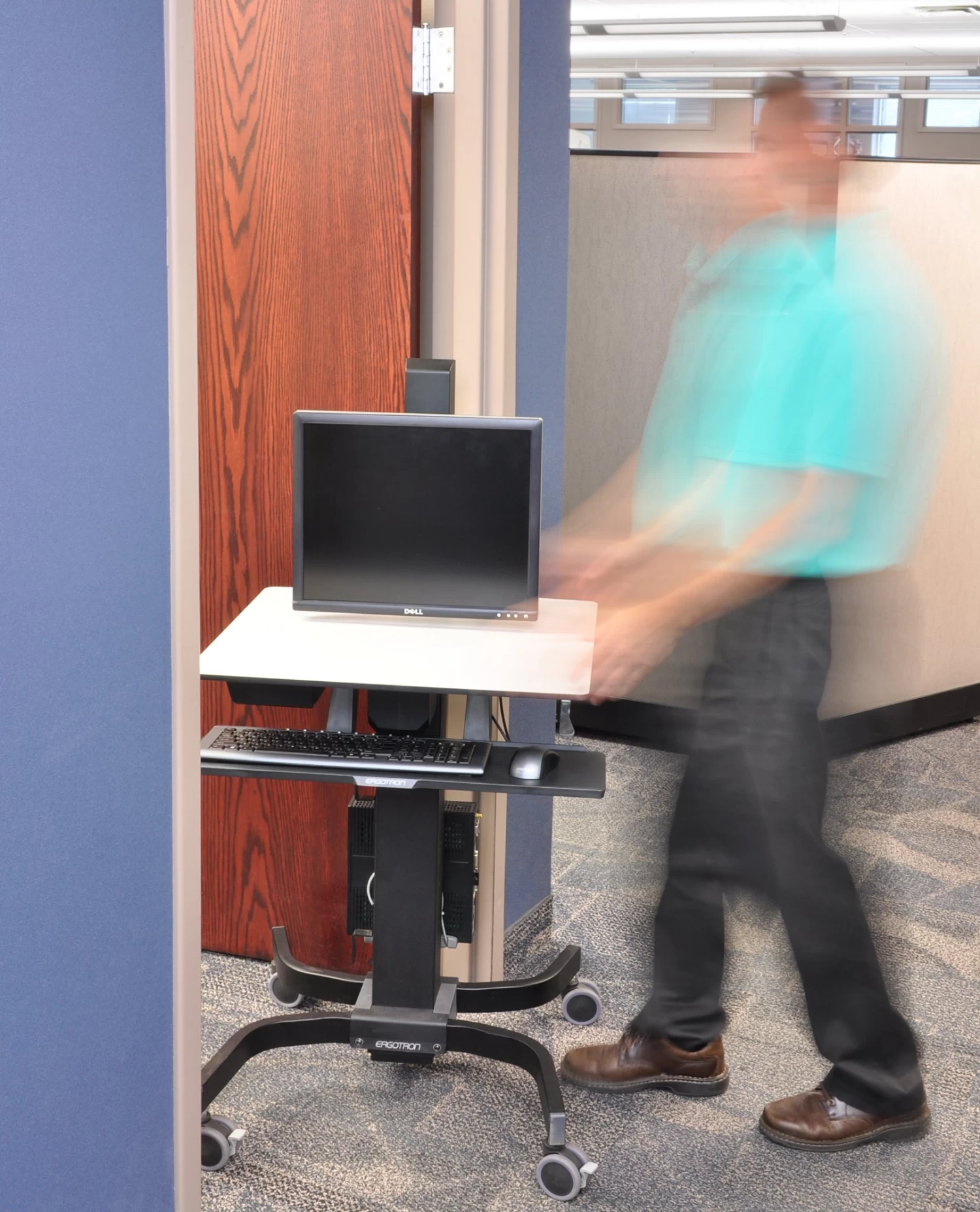 Ergotron Sit-Stand Cart 24-216-085 WorkFit-C, Single HD Monitor 8 Ergotron Sit-Stand Cart 24-216-085 WorkFit-C, Single HD Monitor - Image 8